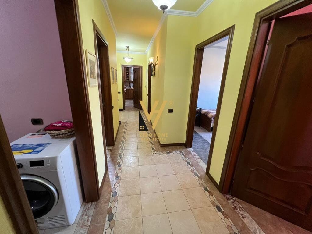 Shitet Apartament 3+1+2 te Stacioni i Trenit 140 m2 3