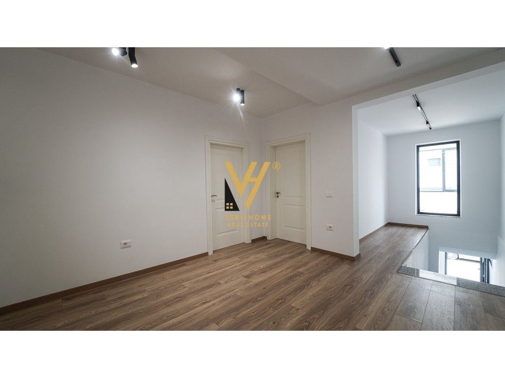 JEPET GODINE ME QIRA TE MUZEU I DESHMOREVE, DURRES 2.200 EURO 2