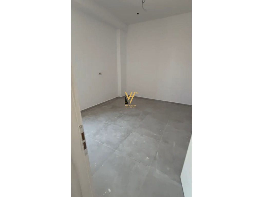 JEPET ZYRE 50M2 ME QERA TE RRUGA E KAVAJES 1.200 EURO 2