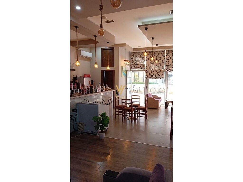 JEPET BAR-KAFE 90 M2 ME QIRA NE KAMEZ 600 EURO 1