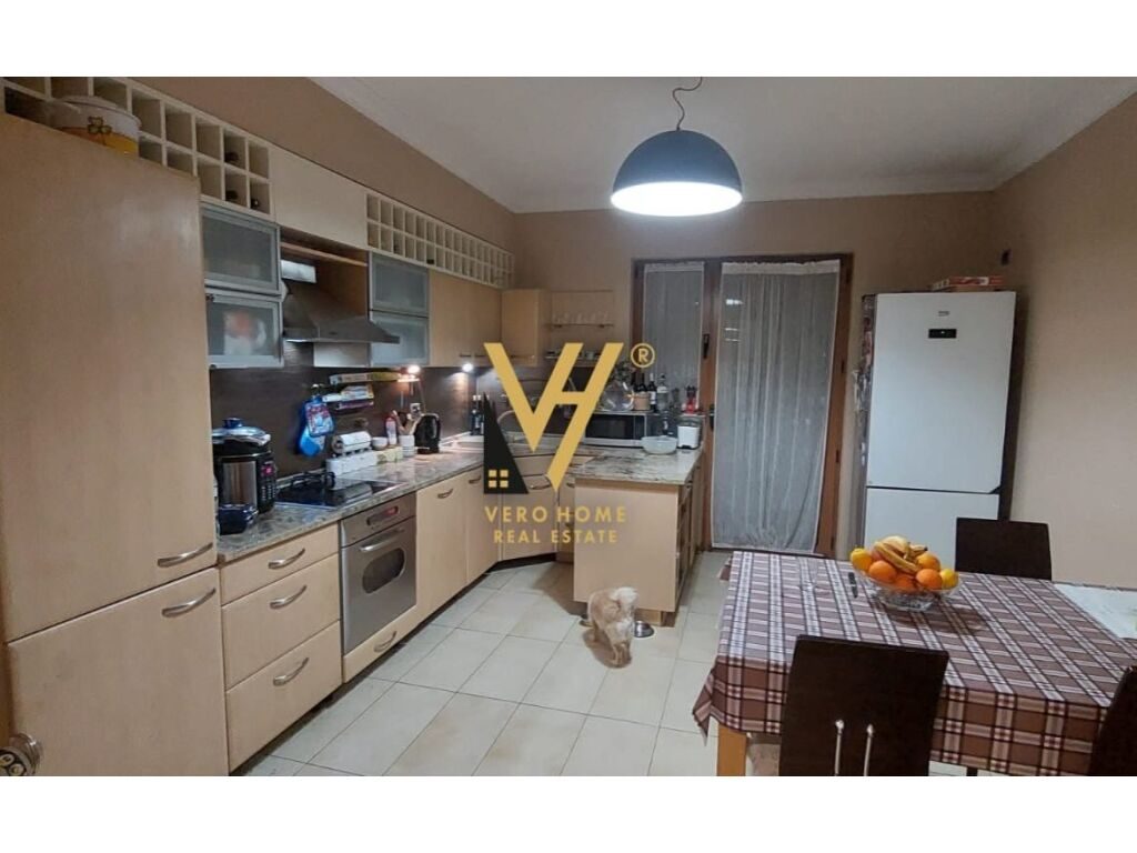 Shitet Apartament 3+1+2+ballkon pran Qendres Kristal 152 m2 2
