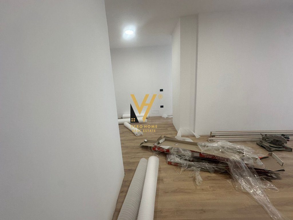 JEPET ZYRE 96M2 ME QERA NE MYSLYM SHYR 1.100 EURO 4
