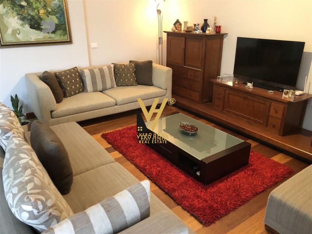 JEPET APARTAMENT 3+1+BLK ME QERA NE QENDER 1.100 EURO