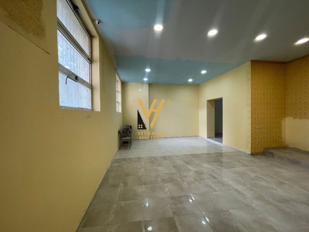 Shitet Ambient Biznesi te Rruga Hoxha Tahsim 132 m2