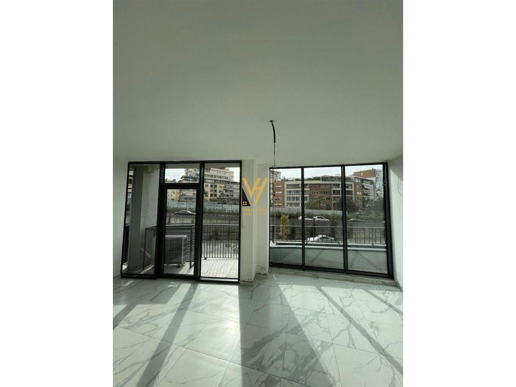 JEPET ZYRE 55 M2 ME QERA TE LAKE VIEW 1.000 EURO 4