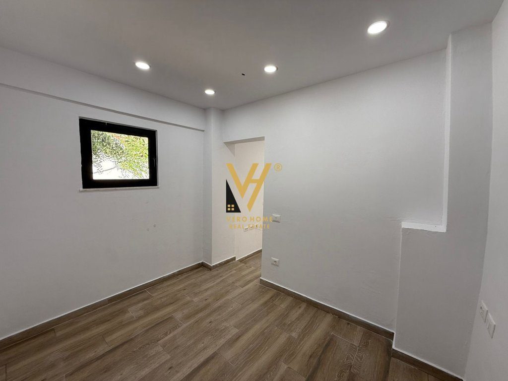 JEPET AMBIENT BIZNESI 60 M2 ME QIRA TE TREGU ELEKTRIK 800 EURO 3