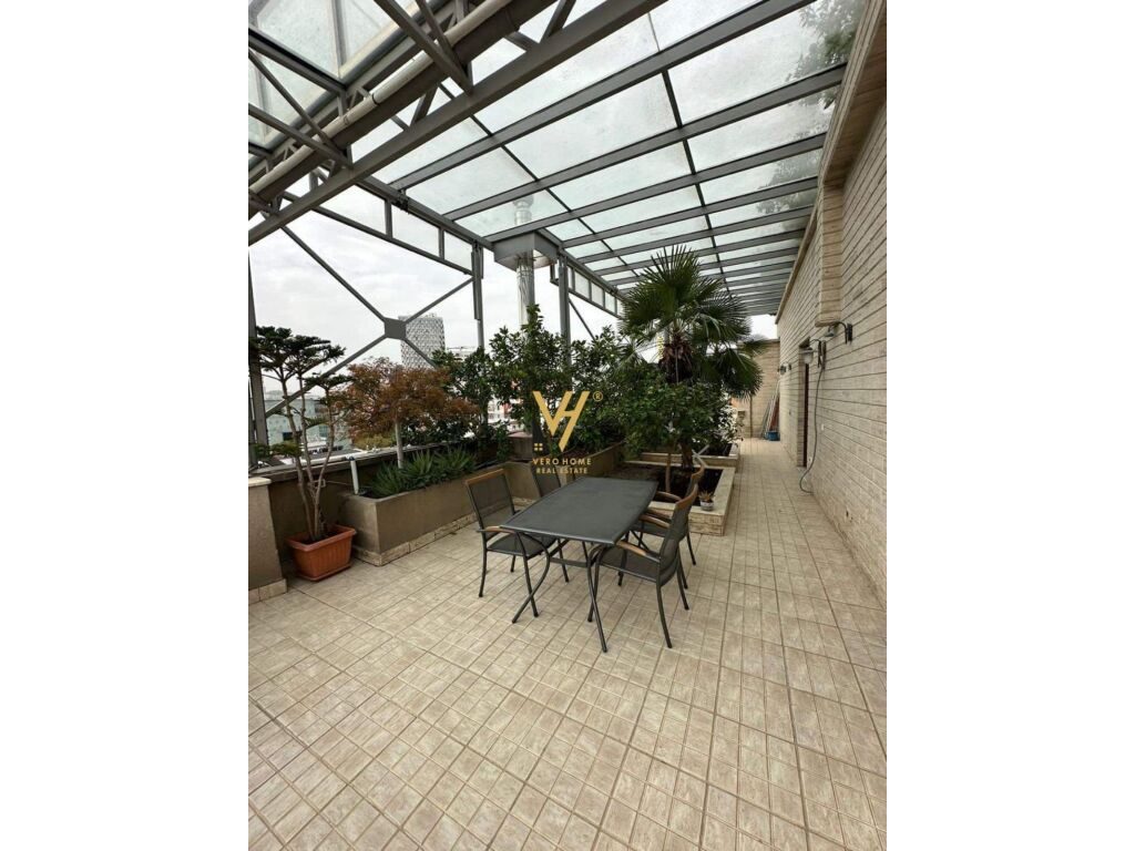 Shitet Penthouse 4+1+4 te Pazari i Ri 325 m2