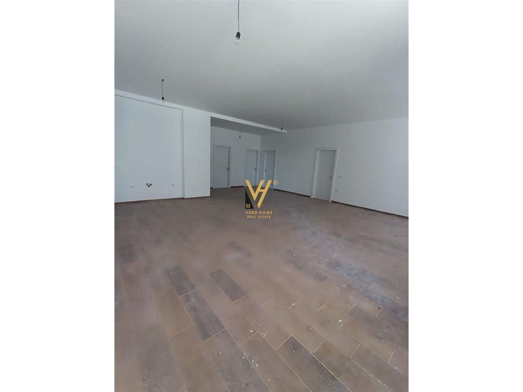 JEPET ZYRE 150 M2 ME QERA NE XHAMLLIK, KOMPLKSI ZIRKON 95.000 LEKE 3