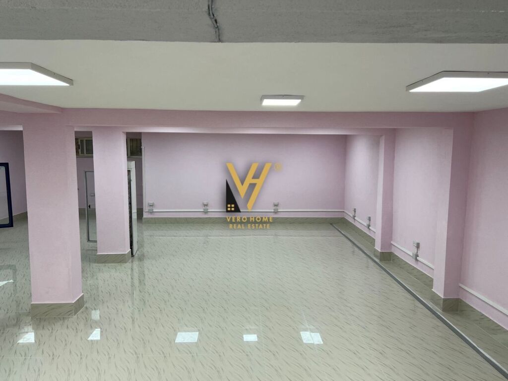 Jepet dyqan me qera te Xhamia e Tabakve 130 m2