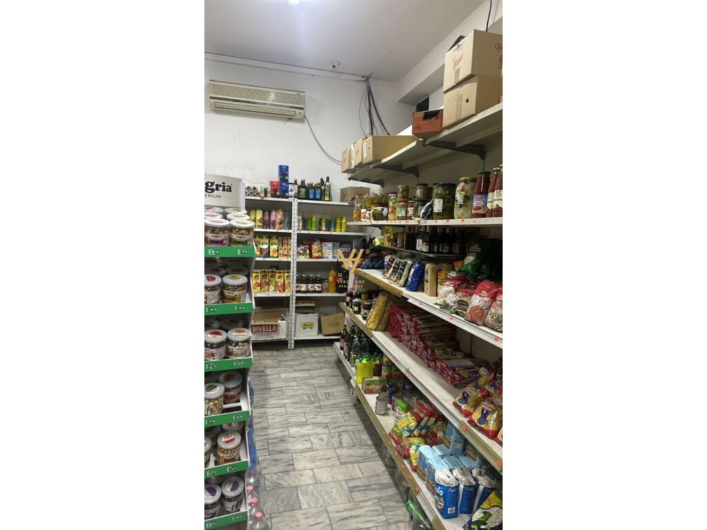 Jepet Dyqan me qera te Varri i Bamit 80 m2 3