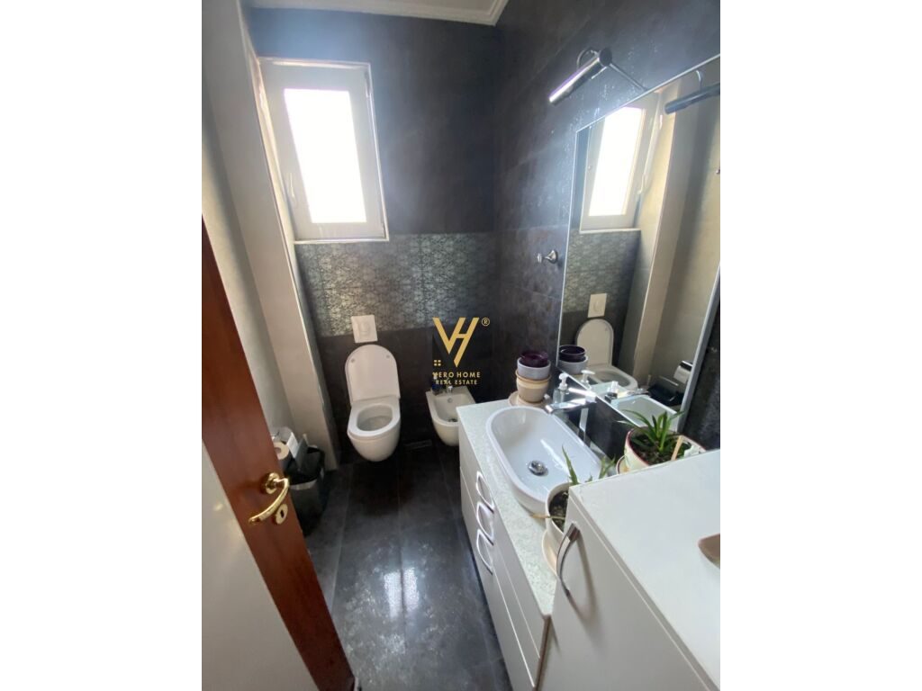 Jepet Apartament 3+1+2+ballkon me qera te Ish Blloku 165 m2 3