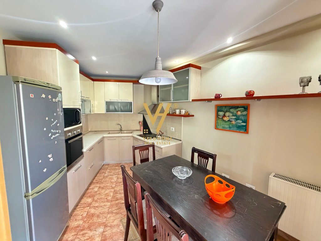 JEPET APARTAMENT 2+1+2+3 BLK ME QERA RRUGA E BARRIKADAVE 85.000 LEKE 2