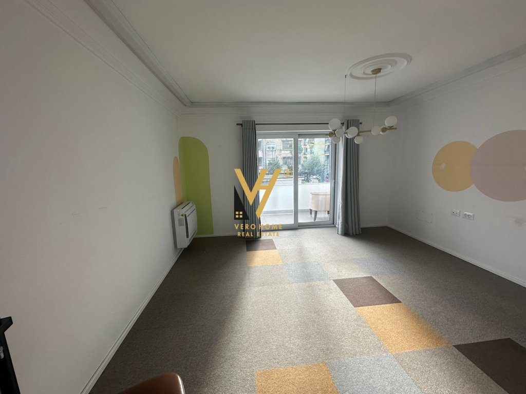JEPET ZYRE 130 M2 ME QERA TE RRUGA E DURRESIT 150.000 LEKE
