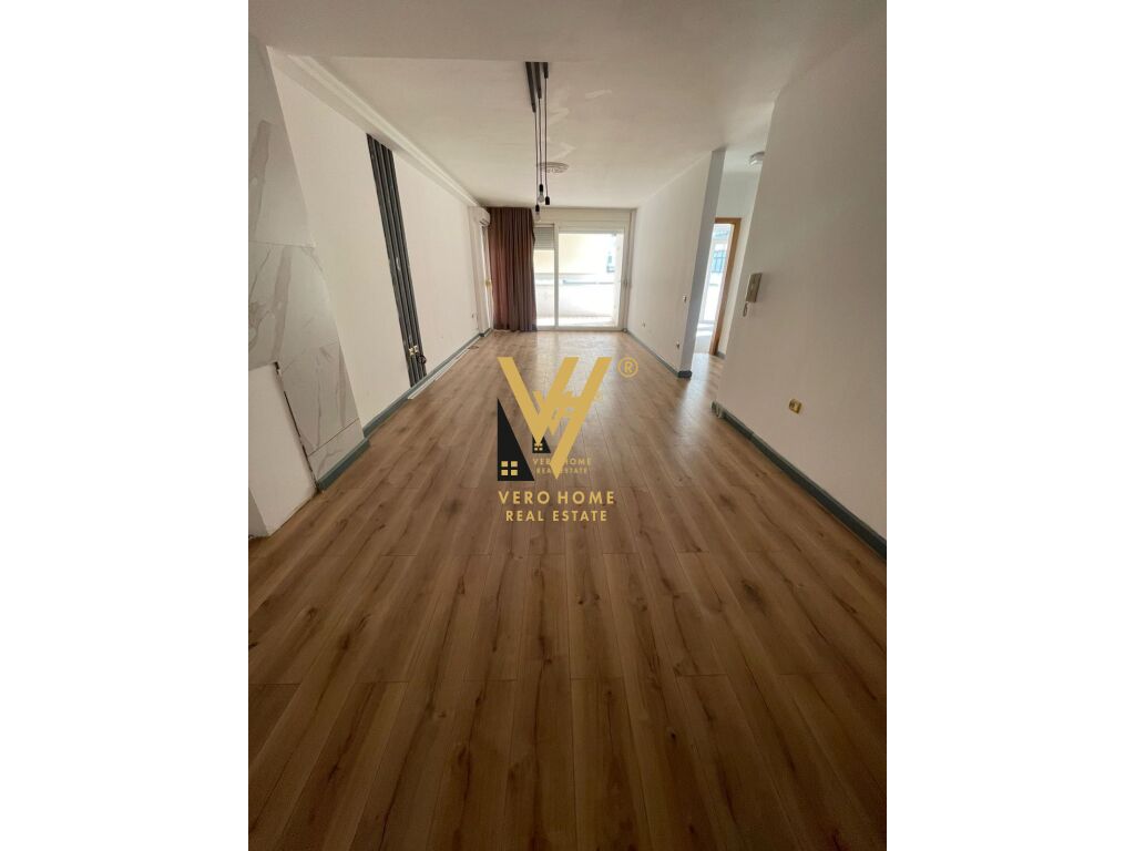 JEPET ZYRE 100 M2 ME QERA TEK ISH EKSPOZITA 700 EURO