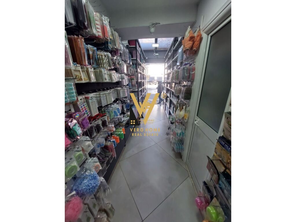 JEPET DYQAN 50 M2 ME QERA TE RRUGA E DIBRES 1.200 EURO