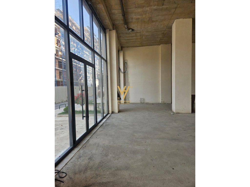 JEPET DYQAN 132 M2 ME QERA TE ISH FUSHA AVIACIONIT 1.000 EURO 2