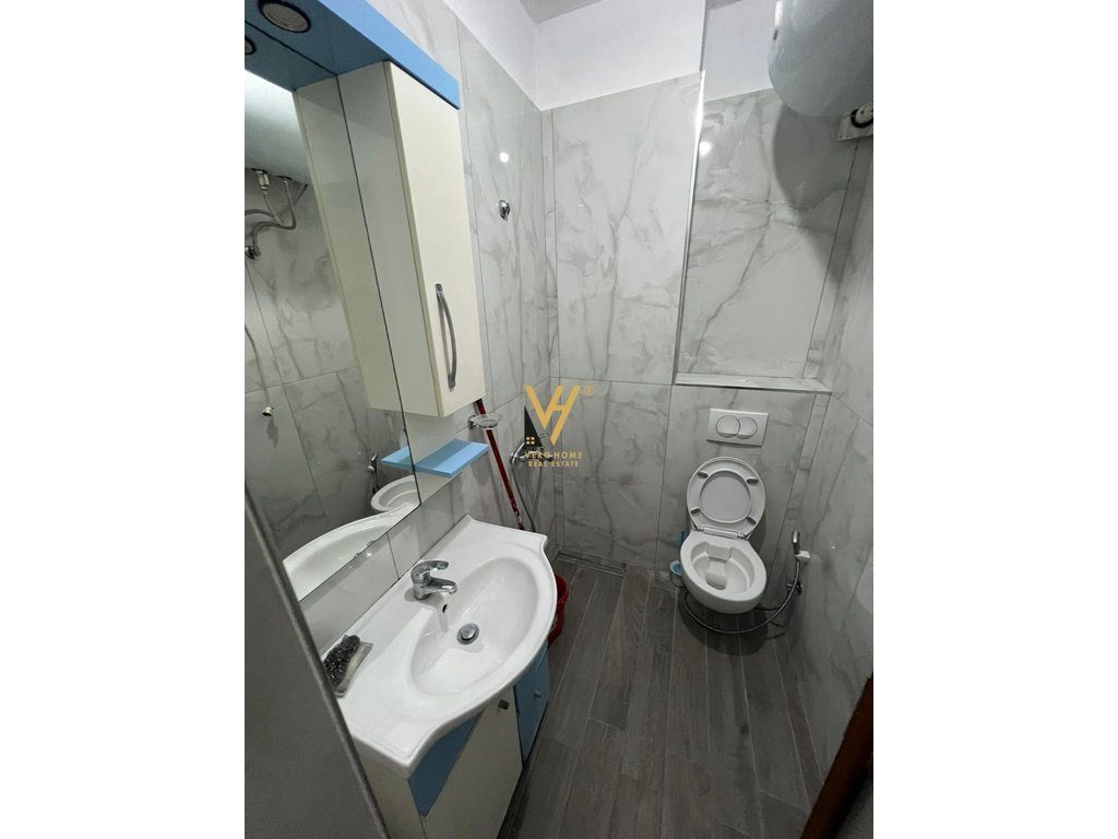 JEPET GARSONIERE 48 M2 ME QERA TE RRUGA E BARRIKADAVE 50.000 LEKE 4