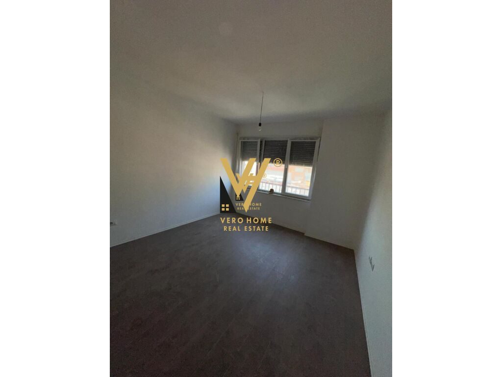 JEPET AMBIENT BIZNESI 95 M2 ME QERA TE PAZARI I RI 900 EURO 1