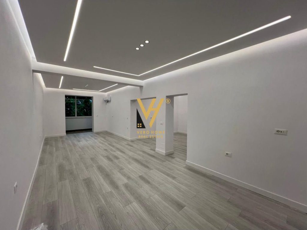 JEPET ZYRE 75 M2 ME QERA TE RRUGA E BARRIKADAVE 1.000 EURO 3