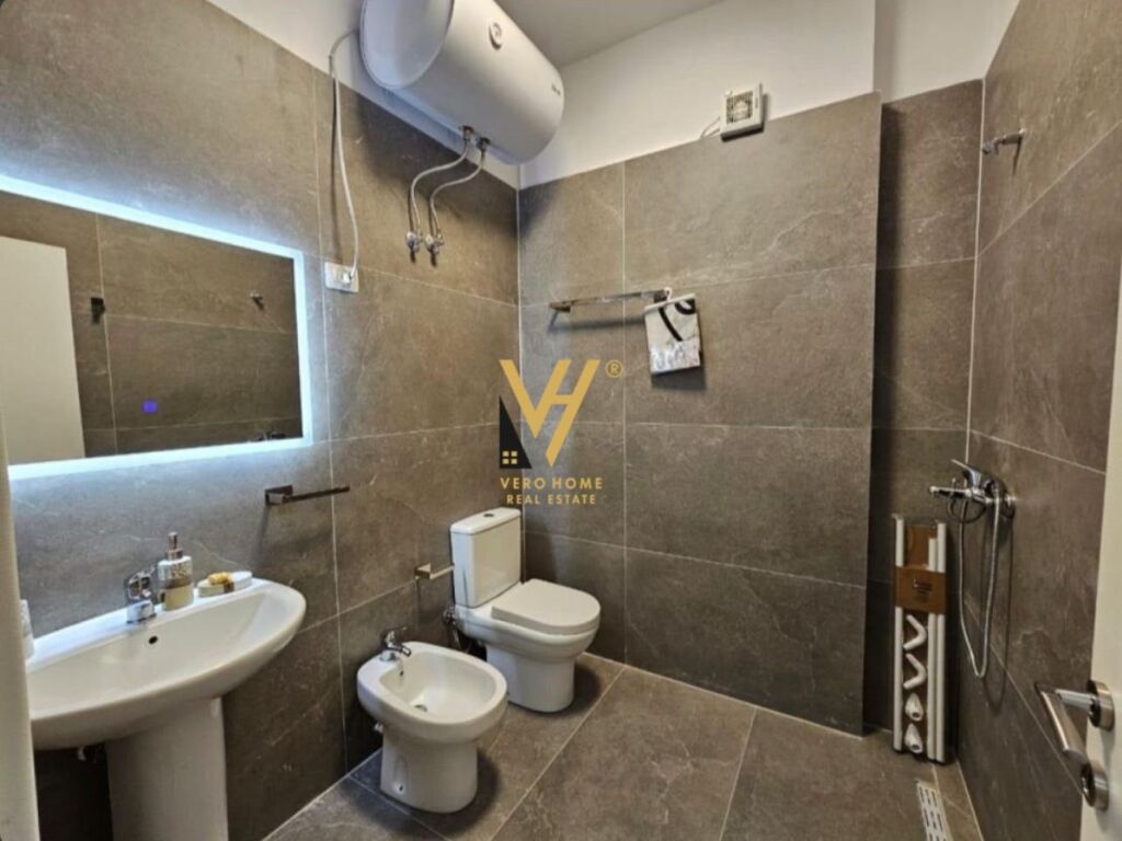 Jepet Apartament 2+1+2+ballkon me qera te Rruga 5 Maji 100 m2