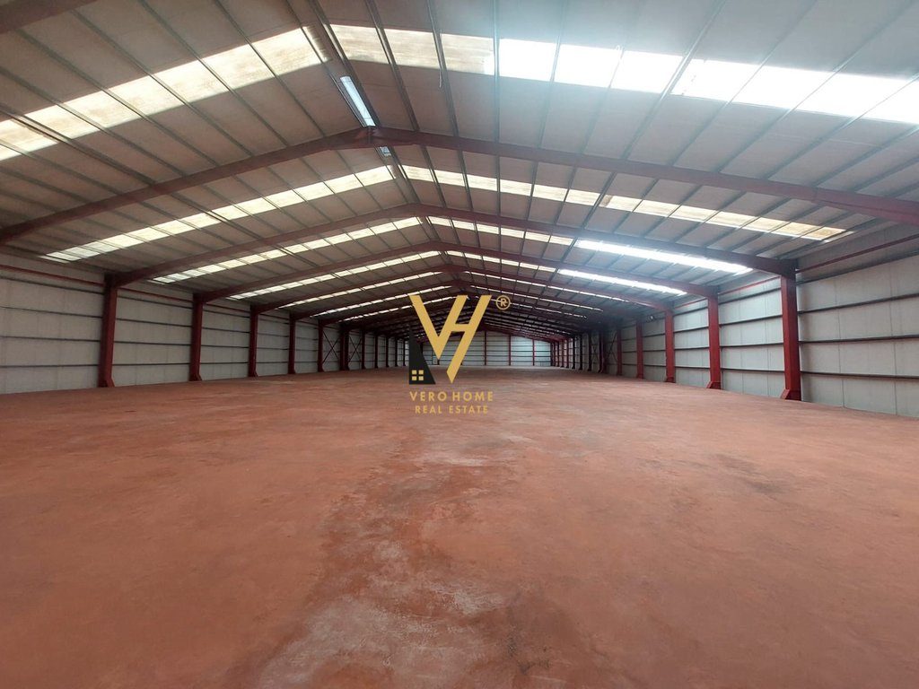 JEPET MAGAZINE 6.000 M2 ME QERA NE VAQARR 27.000 EURO 3