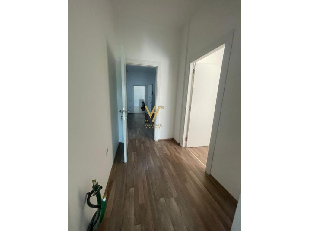 Shitet apartament 3+1+2 te Rruga e Kosovareve 180 m2 3