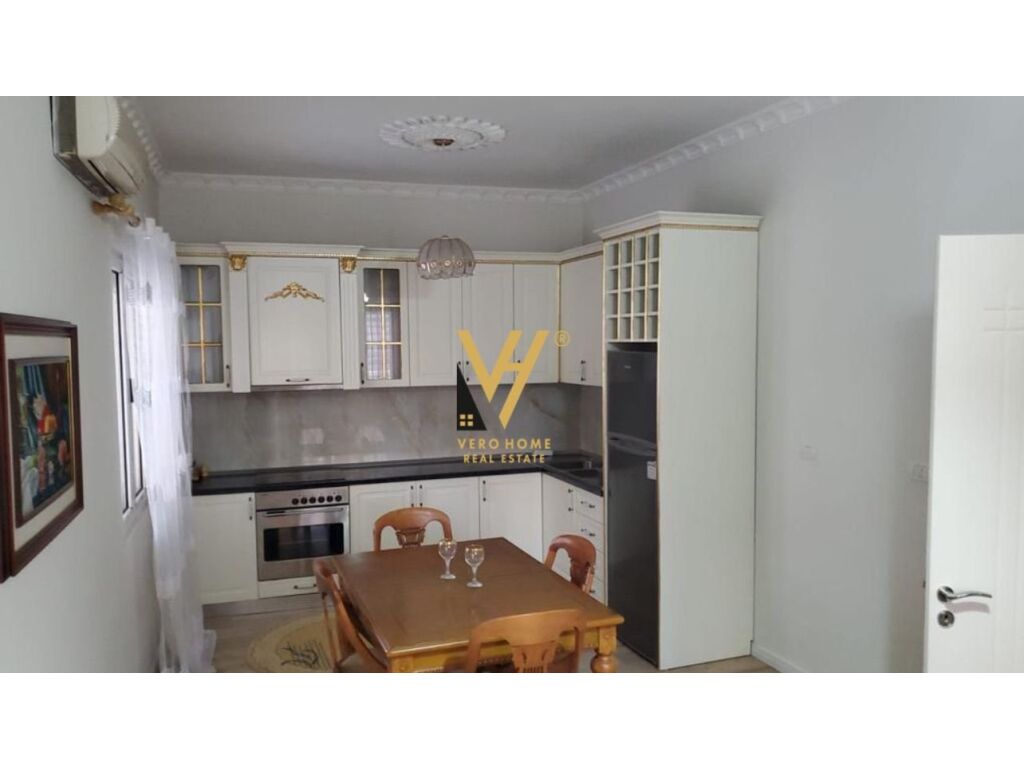 Jepet Apartament 2+1+ballkon me qera prane kishes Katolike,Rruga e Kavajes 110 m2 4