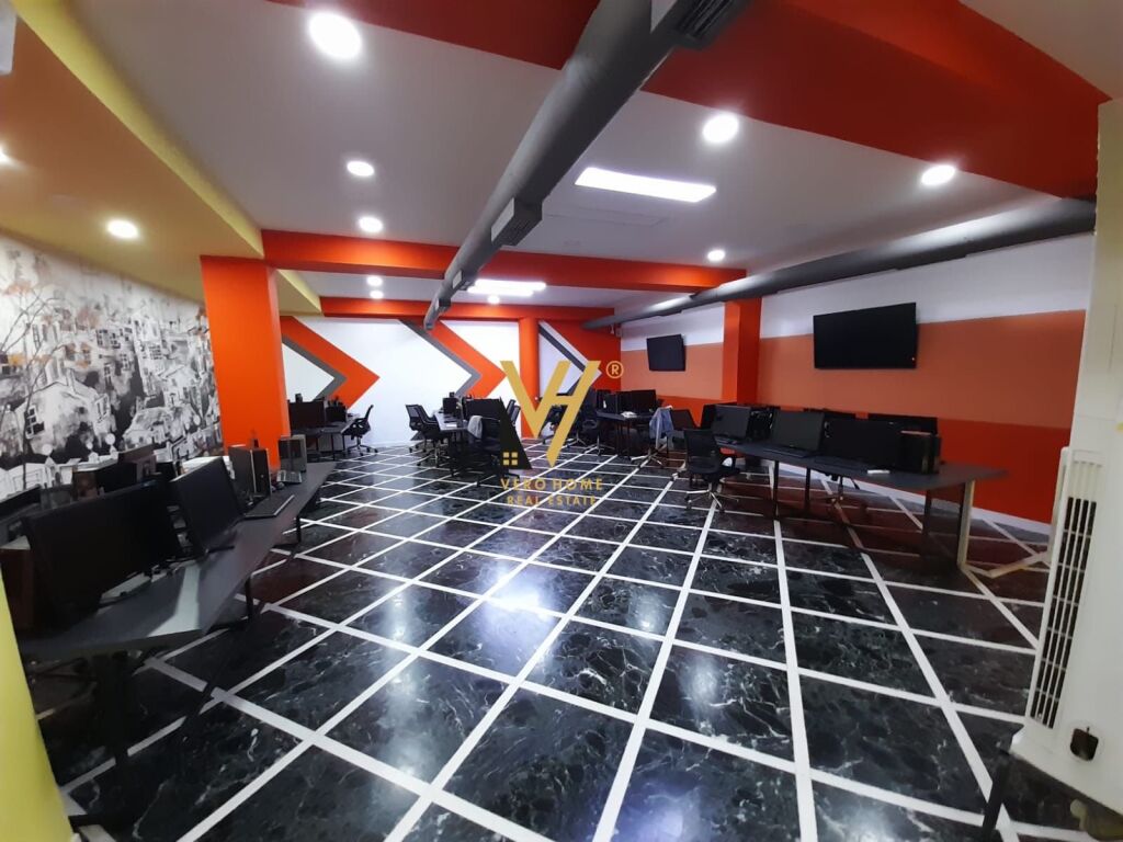 Jepet Ambient Komercial me qera te Bulevardi Zogu i Pare 224 m2
