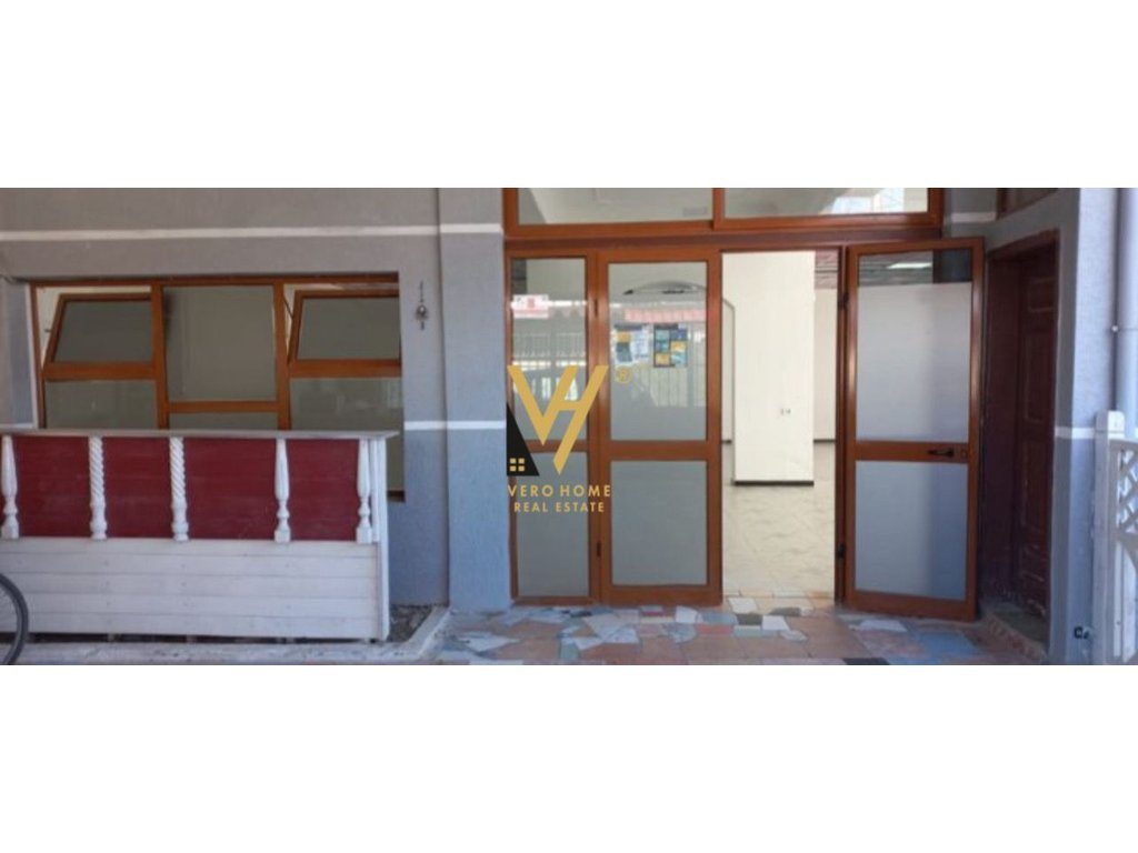 JEPET AMBIENT KOMERCIAL 220 M2 ME QIRA TE BULEVARDI I RI 900 EURO 4