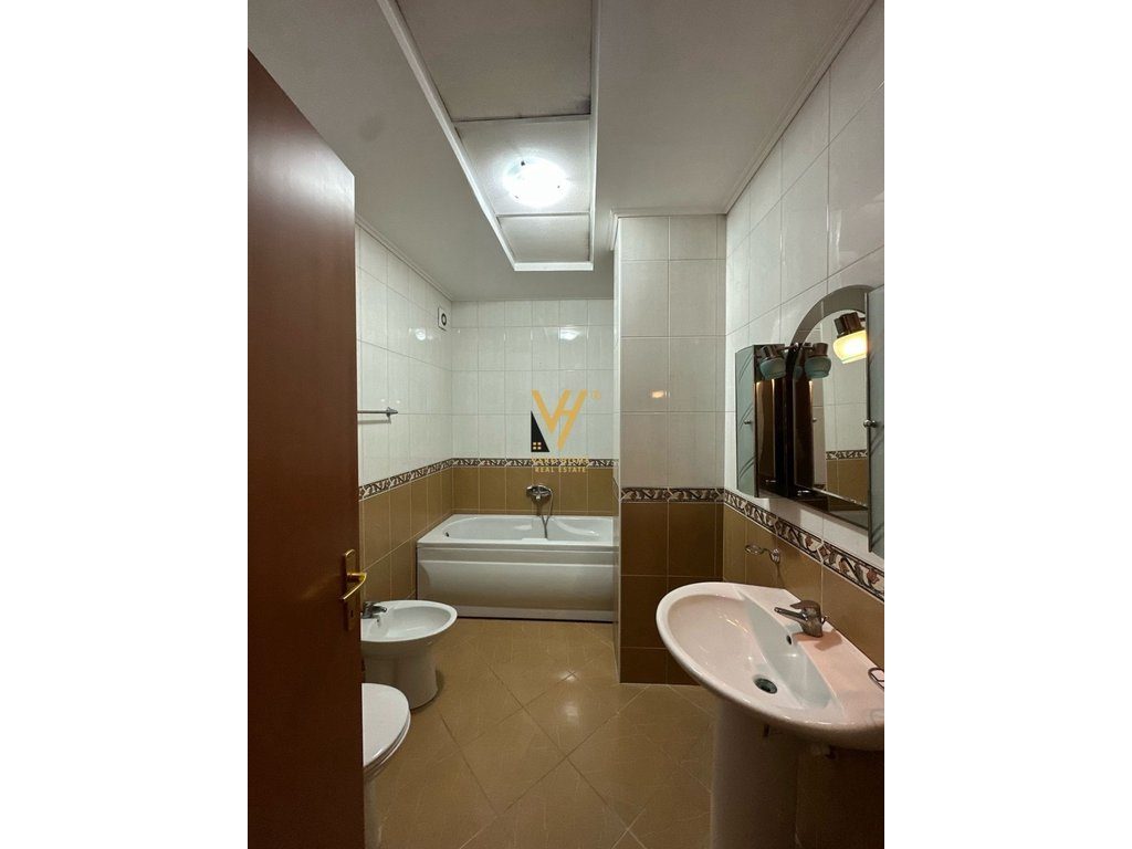 JEPET ZYRE 105 M2 ME QERA TE KRISTAL CENTER, KOMUNA E PARISIT 900 EURO 4