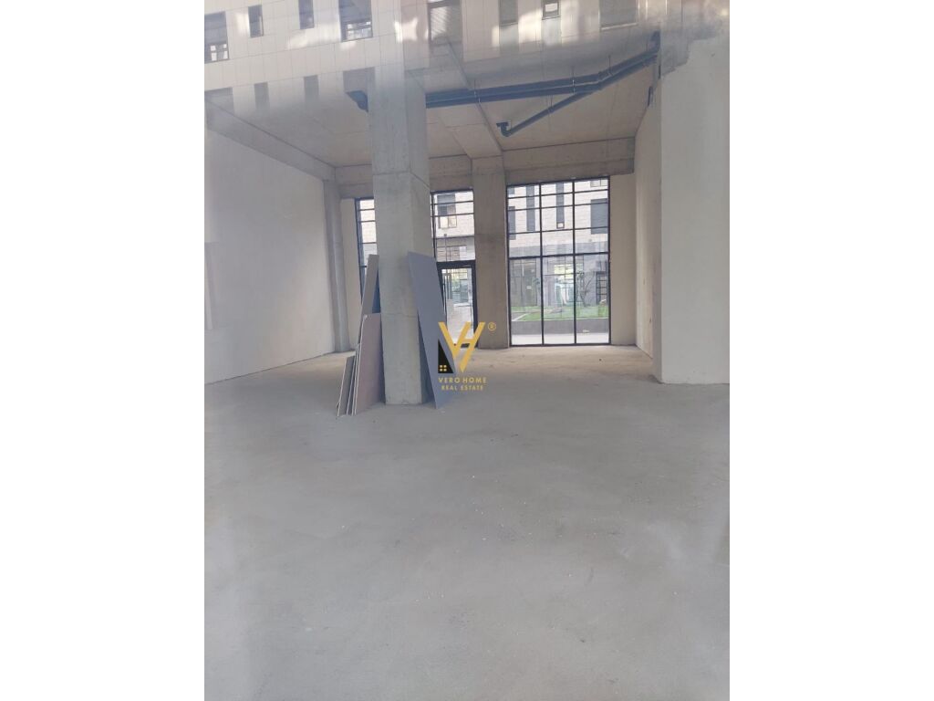 Shitet Dyqan ne Porcelan 350 m2