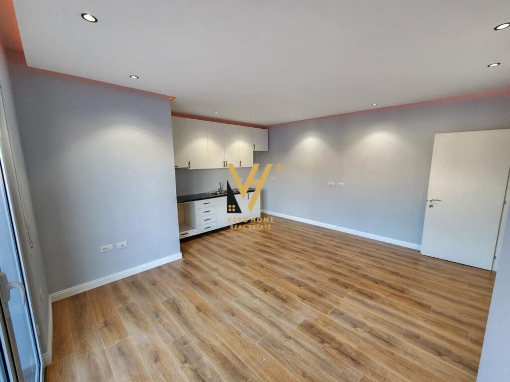 Shitet Apartament 2+1+ballkon te 21 Dhjetori 141 m2 2