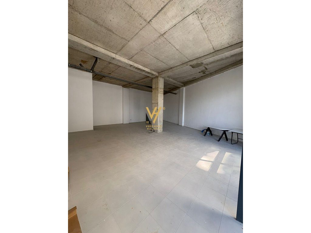 JEPET AMBIENT BIZNESI 170 M2 ME QIRA TE LIQENI I THATE 200.000 LEKE 1