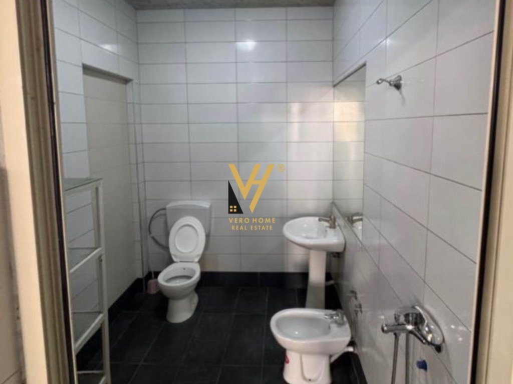 JEPET KAPANON 3.200 M2 ME QERA NE FUSHE KRUJE 290.000 LEKE
