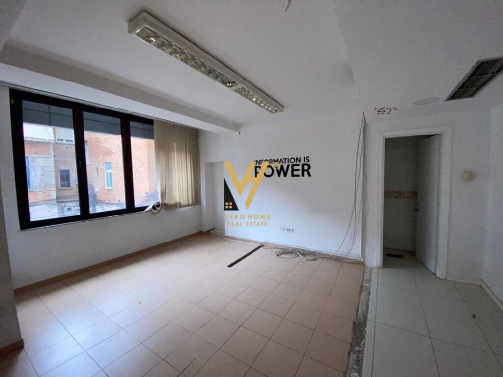 Jepet zyre me qera te Blloku 570 m2 2