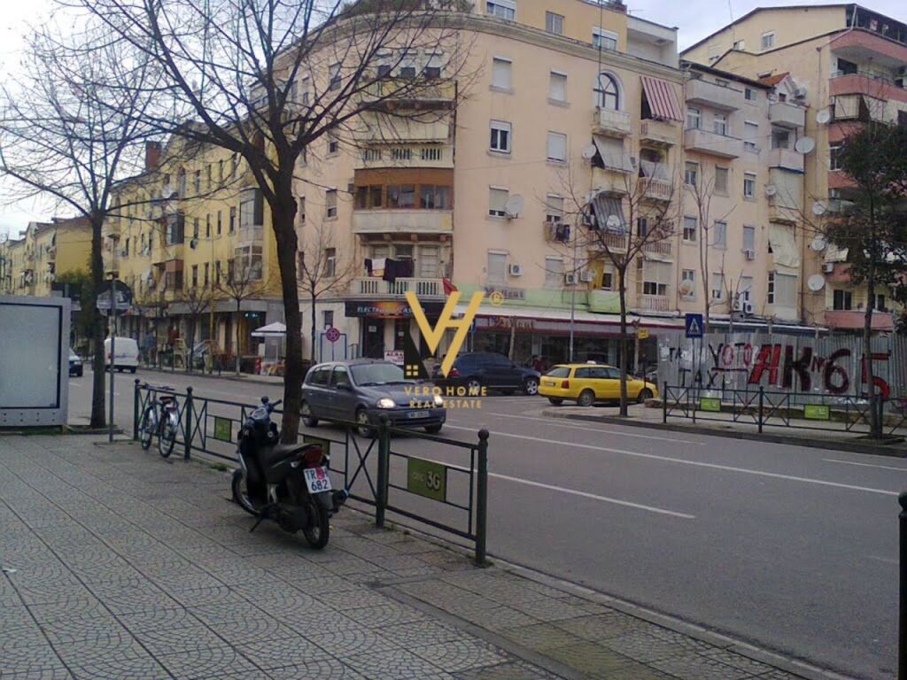 Shitet Ambient Biznesi te Rruga e Durresit 25 m2