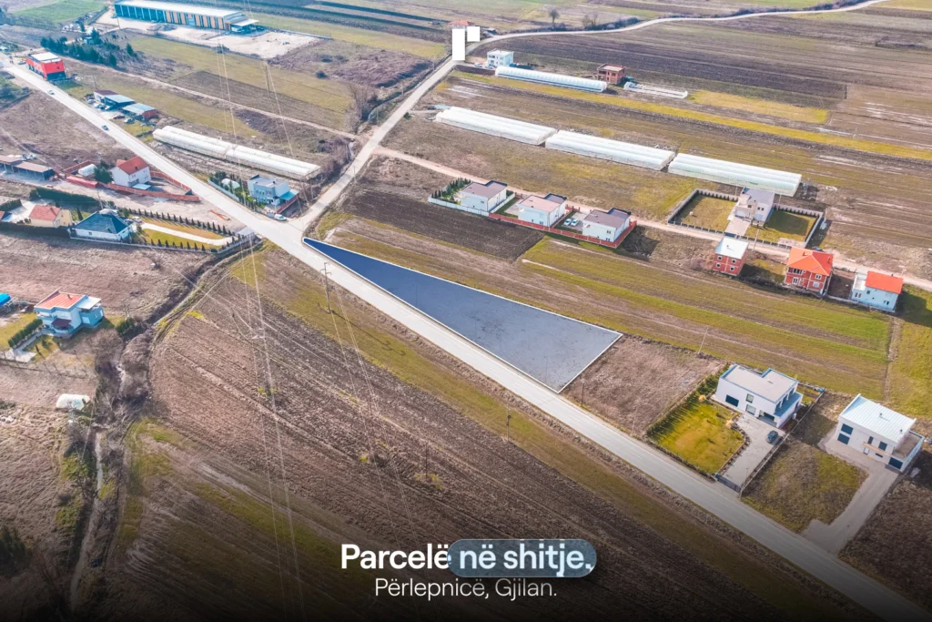 Parcelë në shitje!