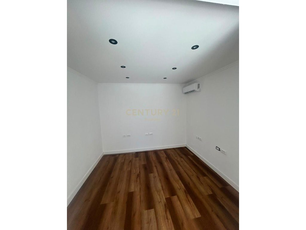 CENTER, OFFICE FOR RENT 3