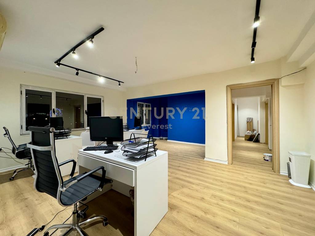 OFFICE FOR RENT AT PIAZZA! 2