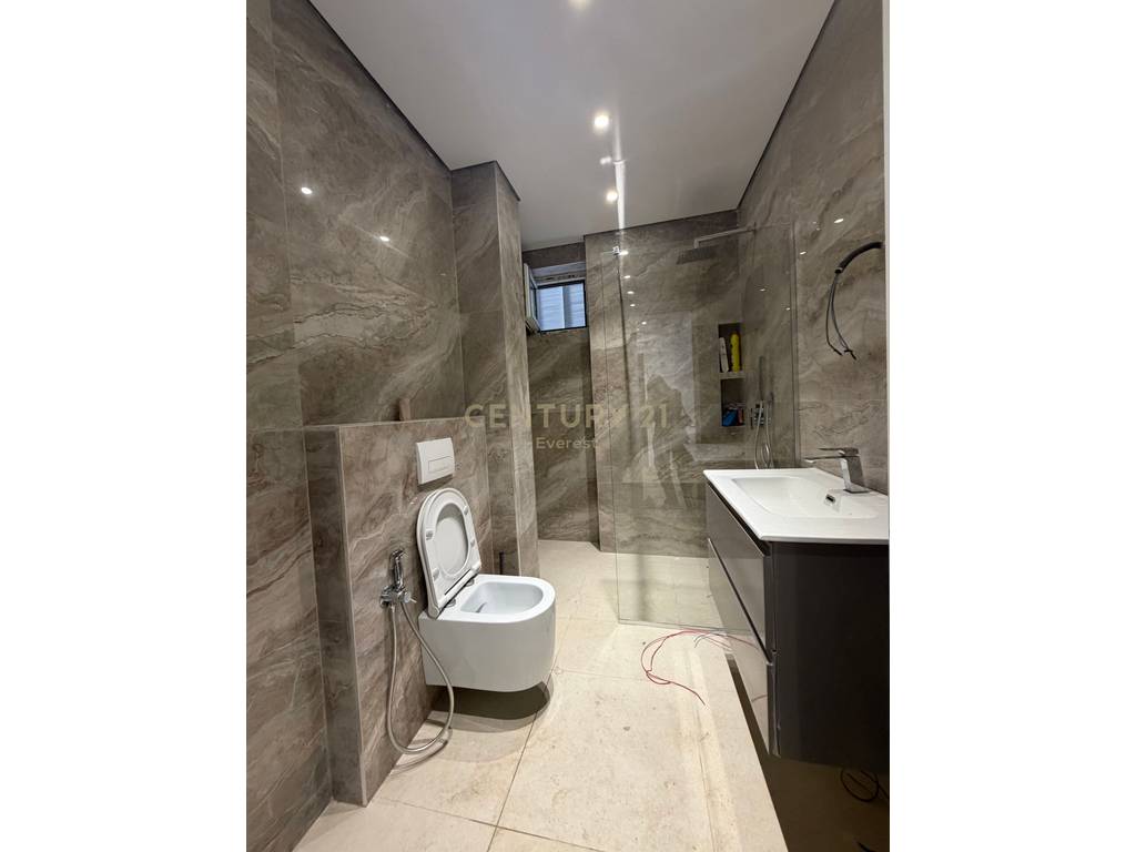 21 Dhjetori, Shesim Apartament 1+1! 4