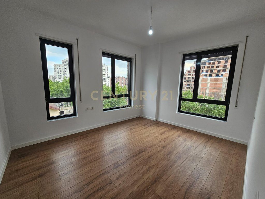 MAY 5, APARTMENT FOR RENT SUITABLE FOR A CLINIC 4