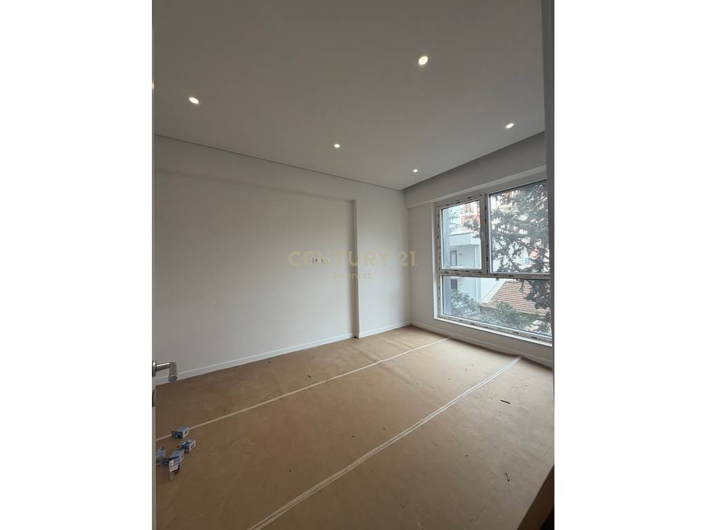 21 Dhjetori, Shesim Apartament 1+1! 2