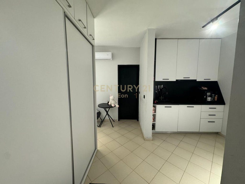 Shitet apartament tek Shkembi i Kavajes, Durres !
