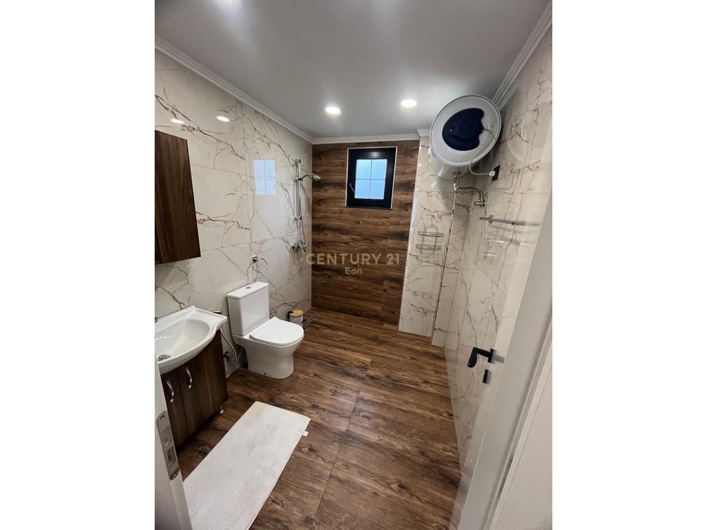 Vilë 2-kateshe Me Qira në Xhafzotaj, Shijak - 1000€ !