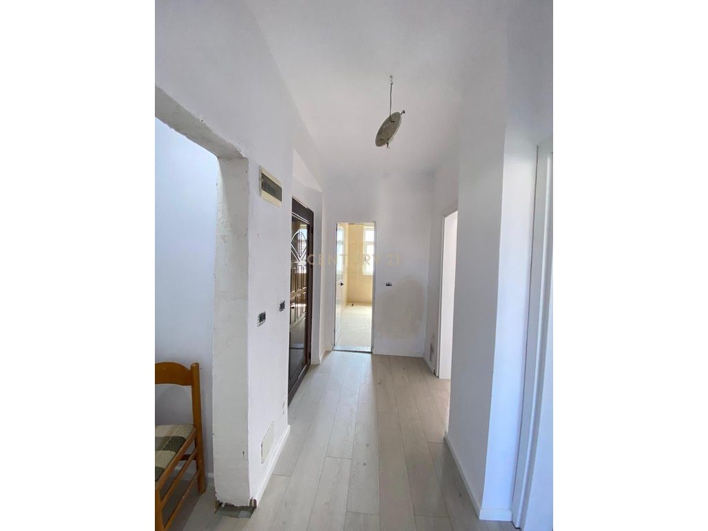 SHITET APARTAMENT NE BULEVARDIN KRYESOR, DURRES !! 4