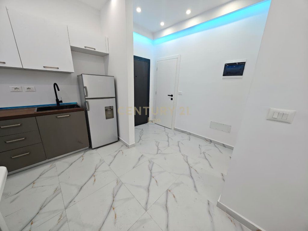 SHITET APARTAMENT 1+1, NE QENDER DURRES !!!!! 4