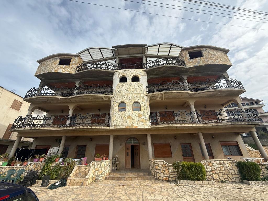 Vilë 4-Kateshe per Shitje në Arapaj, Durrës !