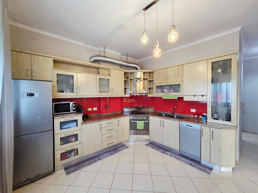 SHITET APARTAMENT 1+1 ME PAMJE DETI TEK HYRJA E DURRESIT ! 2