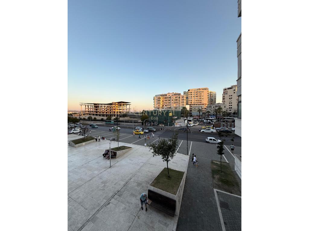 SHITET APARTAMENT 2+1 TEK STACIONI I TRENIT !!!