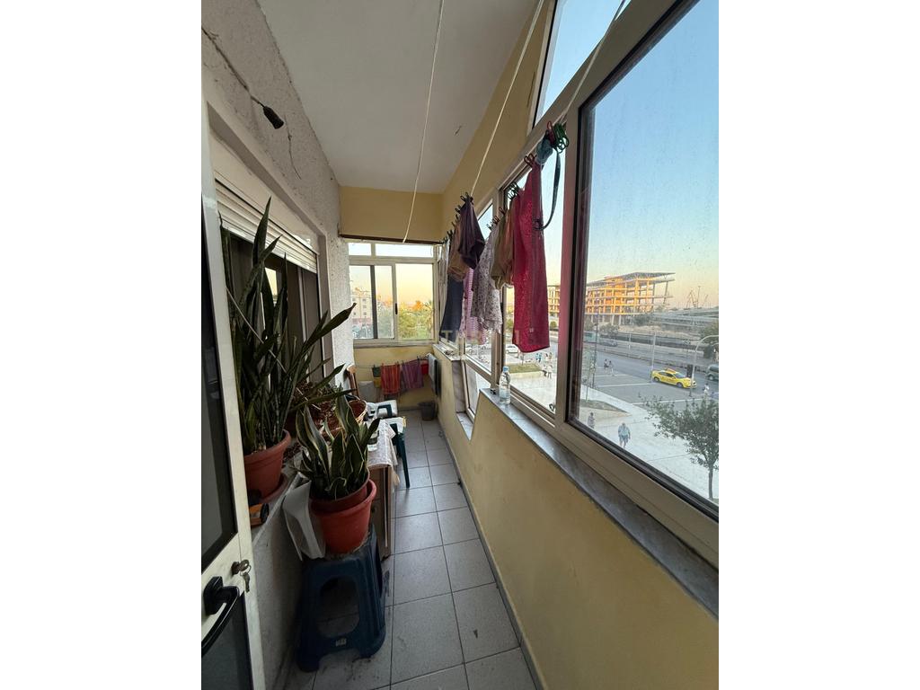 SHITET APARTAMENT 2+1 TEK STACIONI I TRENIT !!! 2